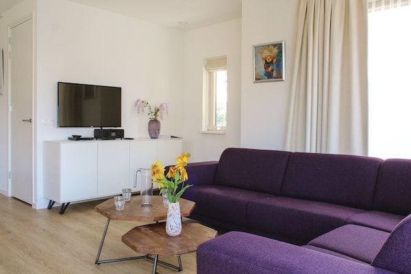 Woonkamer - Villa in Friesland met aanlegsteiger in Idskenhuizen (2)