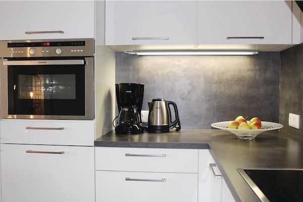 Keuken - Villa in Friesland met Sauna aan Water in Idskenhuizen (4)
