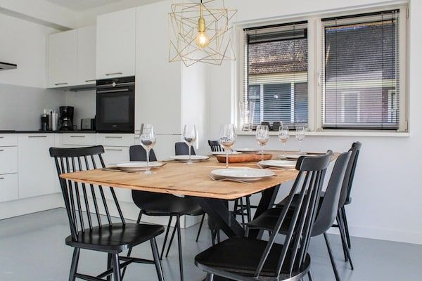 Eetkamer - Villa in Friesland met Steiger en Omheinde Tuin in Idskenhuizen (3)