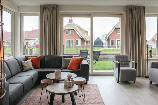 Woonkamer - Villa in Friesland aan het water in Idskenhuizen (2)