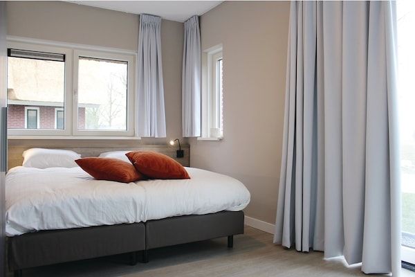 Slaapkamer - Villa in Friesland met Tuin aan Water in Idskenhuizen (4)