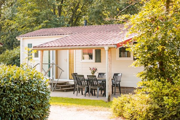 Buitenkant - Chalet aan het Leukermeer in Well (5)