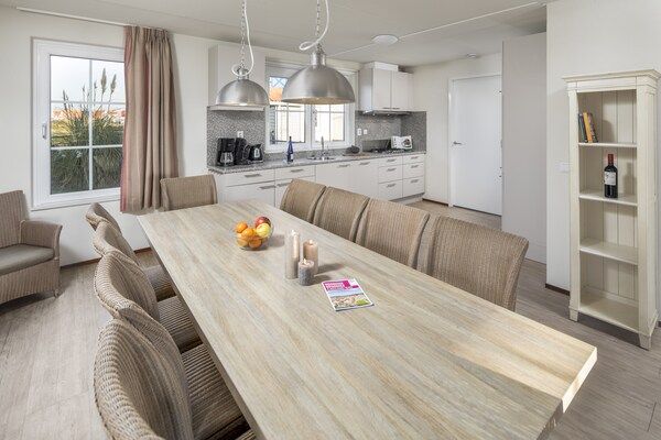 Eetkamer - Villa in Cadzand-Bad bij Noordzeestrand in Cadzand-Bad (3)