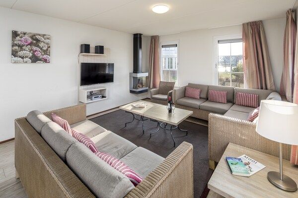 Woonkamer - Villa in Cadzand-Bad bij Noordzeestrand in Cadzand-Bad (2)