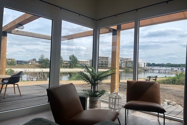 Woonkamer - Luxe Lodge met Strandzicht in Well (2)