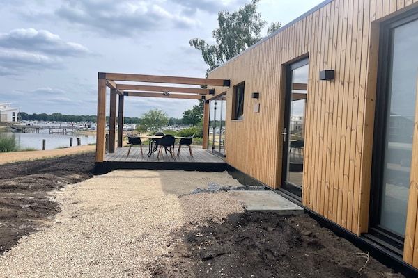 Terras - Luxe Lodge aan de Rijn met Uitzicht in Well (3)