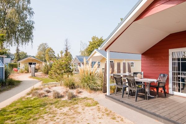 Terras - Chalet met overdekt terras in het Leukermeer in Well (5)