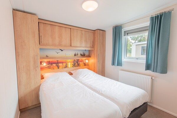 Slaapkamer - Chalet in Duisburg met Strand en Haven in Well (4)