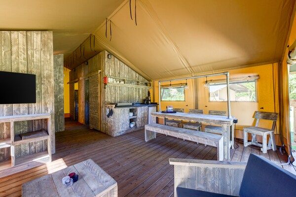 Woonkamer - Chique glamping-uitje met zwembad in Dalfsen (3)