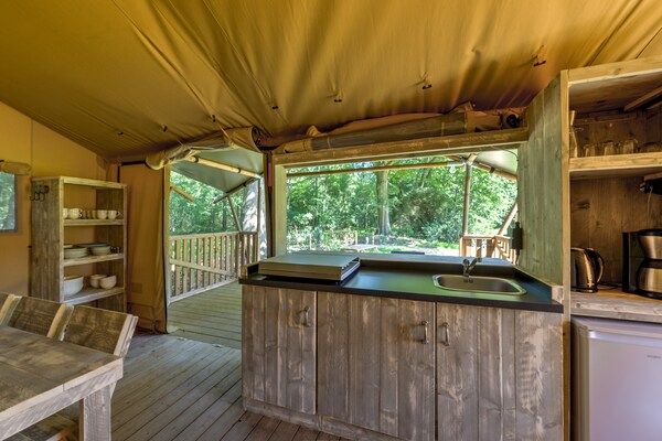 Keuken - Glampingtent in Tranquil Park in Dalfsen (4)