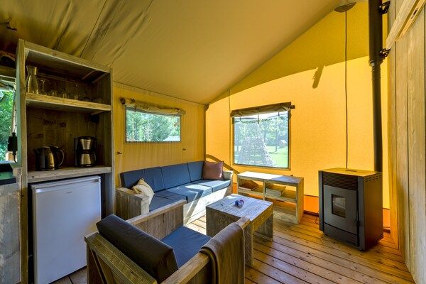 Woonkamer - Glampingtent in Tranquil Park in Dalfsen (5)