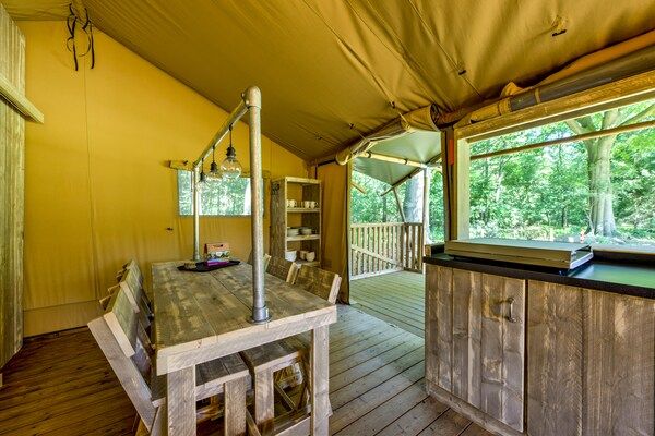 Woonkamer - Glampingtent in Tranquil Park in Dalfsen (2)