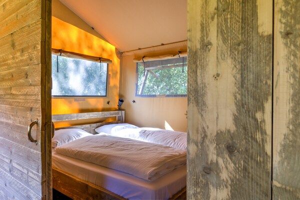 Slaapkamer - Glampingtent in Tranquil Park in Dalfsen (3)