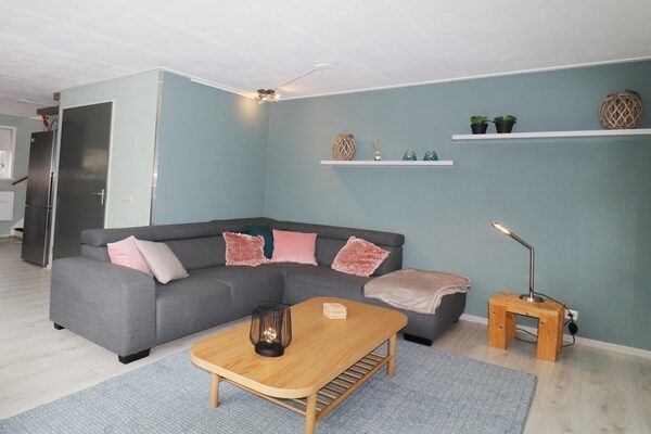 Woonkamer - Vakantiehuis in Grou bij Pikmeer in Grou (5)