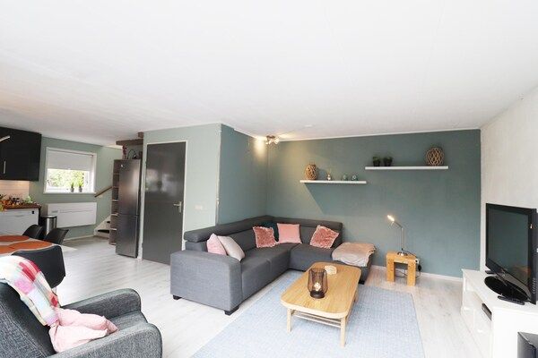 Woonkamer - Vakantiehuis in Grou bij Pikmeer in Grou (3)