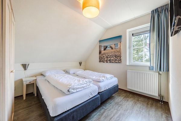 Slaapkamer - Villa in Cadzand-Bad bij Noordzeestrand in Cadzand-Bad (4)