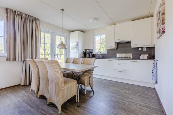 Eetkamer - Villa aan het strand + sauna in Cadzand-Bad (3)