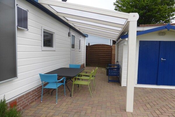 Terras - Chalet Retreat in een groene omgeving in Lathum (4)