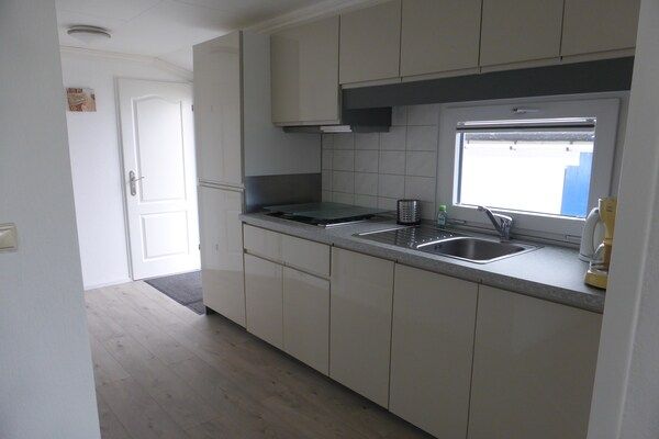 Keuken - Chalet Retreat in een groene omgeving in Lathum (2)