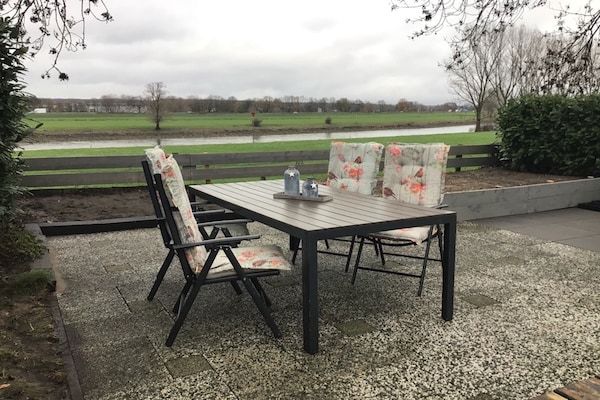 Terras - Comfort chalet aan recreatieplas in Lathum (4)