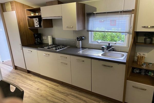 Keuken - Comfort chalet aan recreatieplas in Lathum (2)