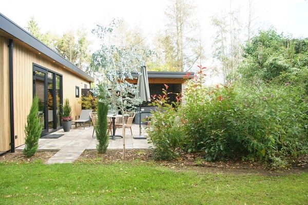 Tuin - Wellnessretraite met privéjacuzzi in Dalerveen (5)