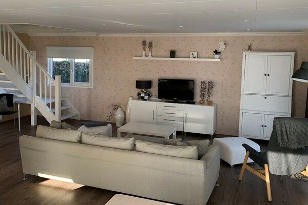 Woonkamer - Vakantiehuis aan de recreatieplas in Lathum (1)