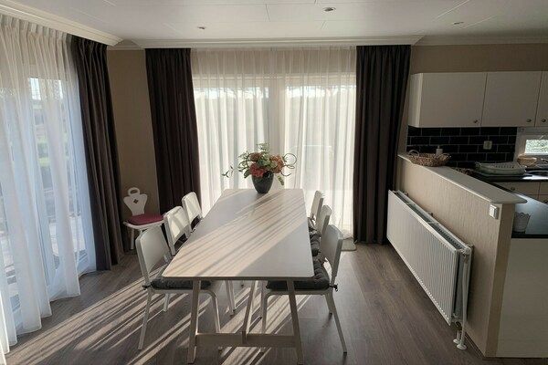 Eetkamer - Vakantiehuis aan de recreatieplas in Lathum (3)