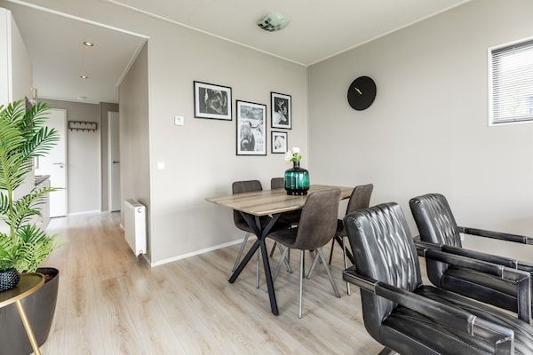Woonkamer - Chalet met Uitzicht op Vijver in Lathum (2)