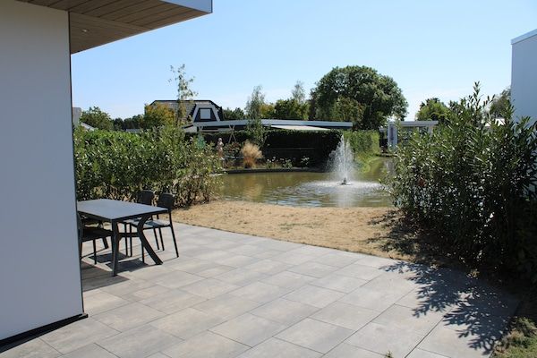 Terras - Chalet met Uitzicht op Vijver in Lathum (5)