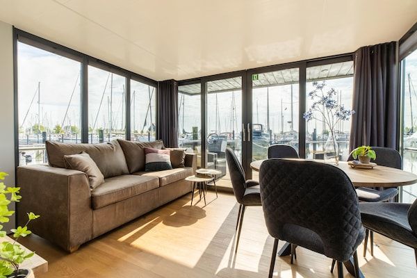 Woonkamer - Woonboot in de jachthaven van Volendam in Volendam (2)