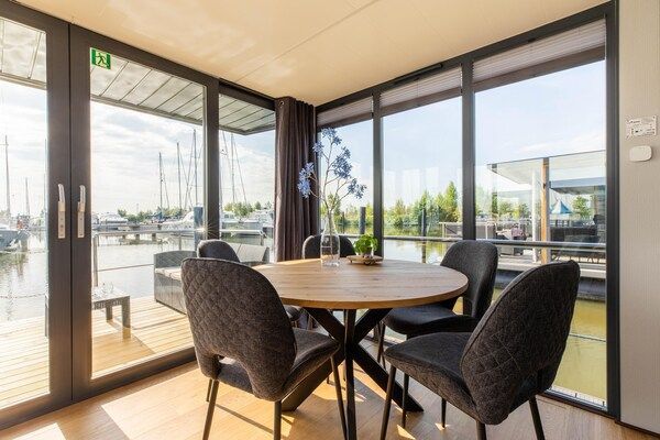 Eetkamer - Woonboot in de jachthaven van Volendam in Volendam (3)