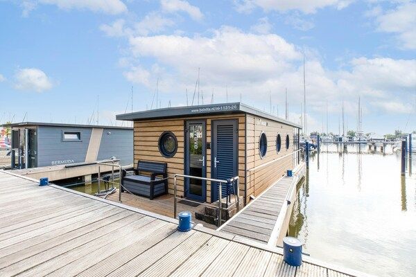 Buitenkant - Woonboot in de jachthaven van Volendam in Volendam (1)