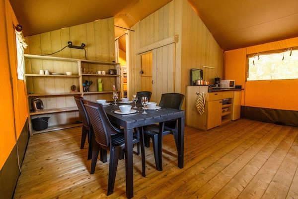 Woonkamer - Glamping Tent in Nederland met Terras in Lathum (2)