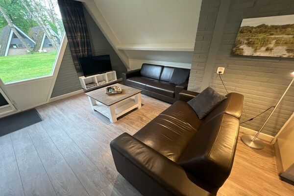 Woonkamer - Charmant vakantiehuis met wifi in Stramproy (2)