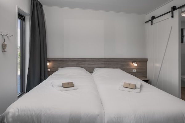 Slaapkamer - Lodge aan Markermeer bij Hoorn in Wijdenes (4)