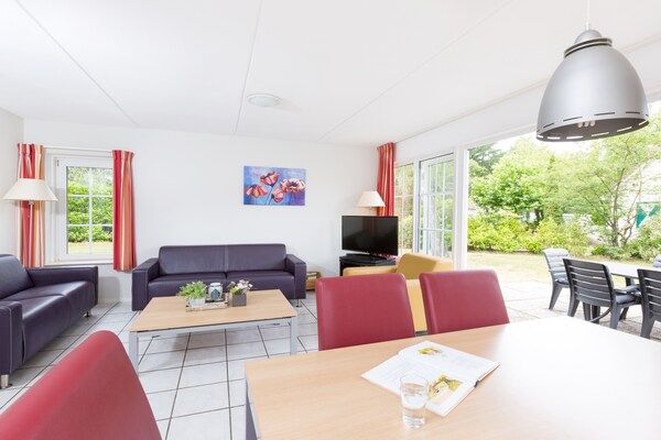 Woonkamer - Charmante schuilplaats nabij het bos in Hellendoorn (2)