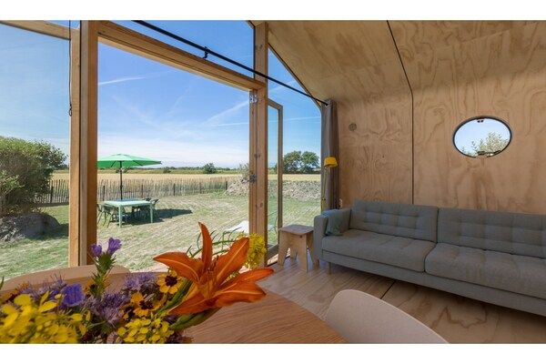 Woonkamer - Tiny House bij de Oranjezon Duinen in Vrouwenpolder (4)
