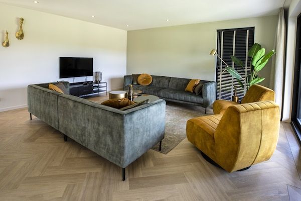 Woonkamer - Prachtige villa met ruime tuin in Sint Nicolaasga (2)