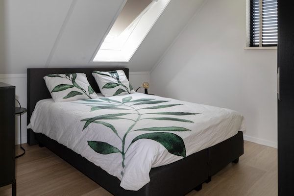 Slaapkamer - Prachtige villa met ruime tuin in Sint Nicolaasga (1)