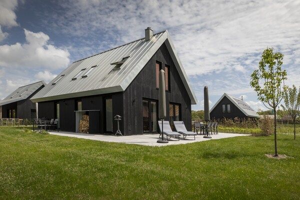 Buitenkant - Prachtige villa met ruime tuin in Sint Nicolaasga (2)