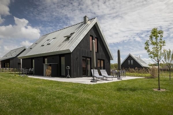 Buitenkant - Prachtige villa met ruime tuin in Sint Nicolaasga (5)