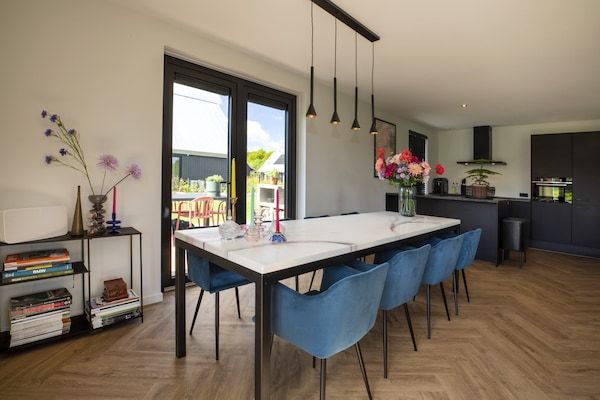 Eetkamer - Prachtige villa met ruime tuin in Sint Nicolaasga (3)
