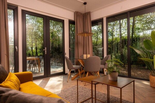 Woonkamer - Elegant houten vakantiehuisje voor 4 personen met bubbelbad in Rijssen (2)