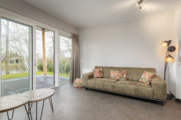 Woonkamer - Vakantiehuis aan het meer in Hoge Hexel (2)