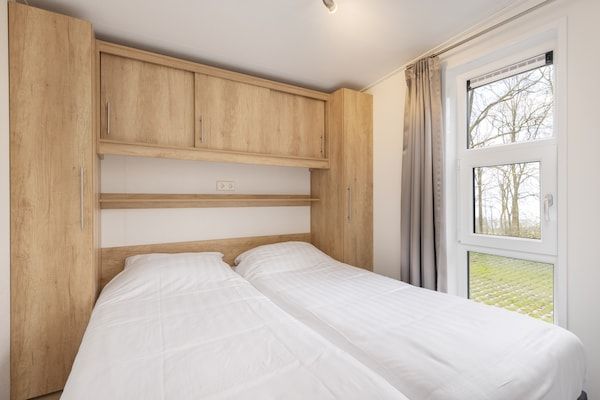Slaapkamer - Vakantiehuis aan het meer in Hoge Hexel (5)