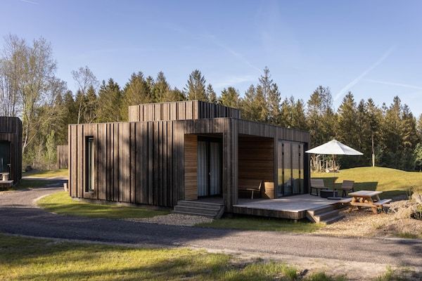 Buitenkant - Wellnessvilla met buitenspa in Zeewolde (4)