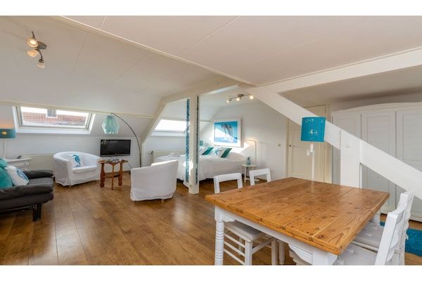 Woonkamer - Licht appartement vlakbij het strand in Westkapelle (5)