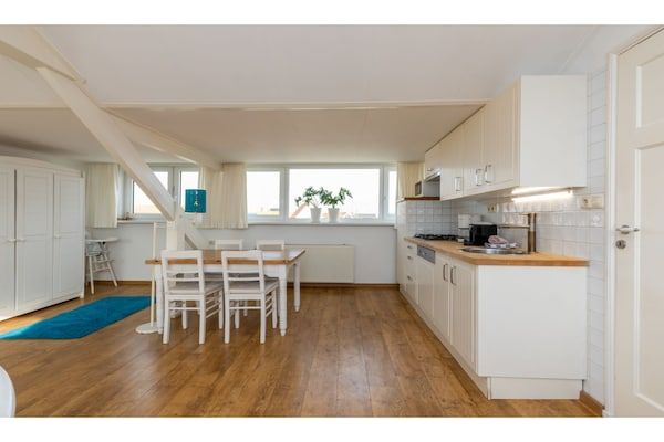 Keuken - Licht appartement vlakbij het strand in Westkapelle (2)