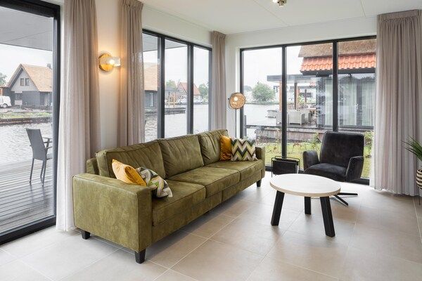 Woonkamer - Villa bij Weerribbenpark in Ossenzijl (2)